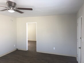 OD 714-724 Oliver Ave in San Diego, CA - Foto de edificio - Interior Photo