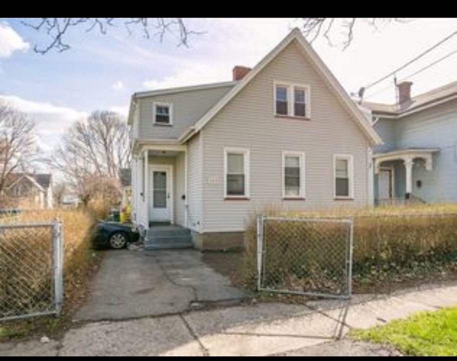 105 Ontario St, Unit 2 (upper) in Rochester, NY - Foto de edificio