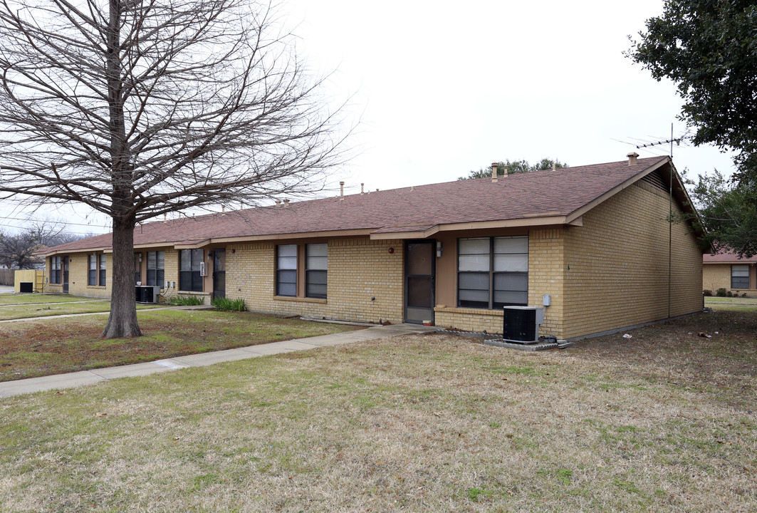 Senior Citizen Apartments Complex II in Ennis, TX - Building Photo