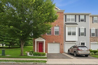 102 Warbler Way in Freehold, NJ - Foto de edificio - Building Photo