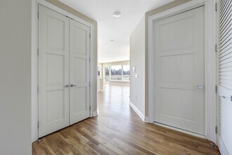 15 Somerset Ln in Edgewater, NJ - Building Photo - Building Photo