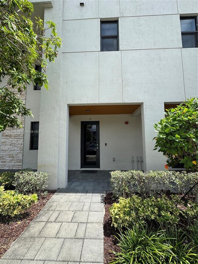 10419 NW 82nd St, Unit 7 in Doral, FL - Building Photo - Building Photo