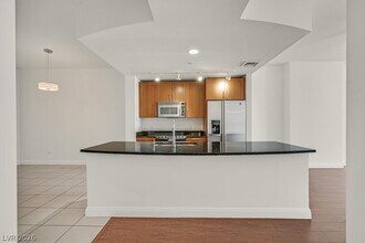 200 W Sahara Ave in Las Vegas, NV - Building Photo - Building Photo