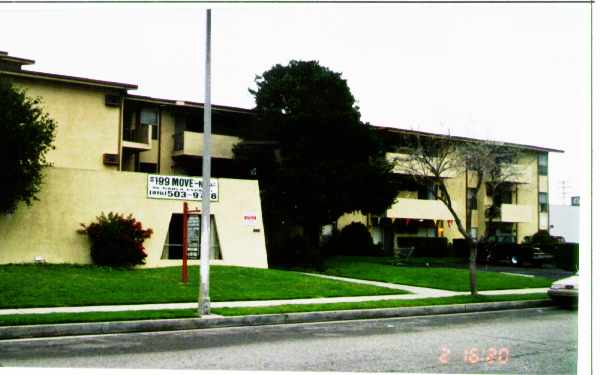 Reflections at Barbara Ann in North Hollywood, CA - Building Photo - Building Photo