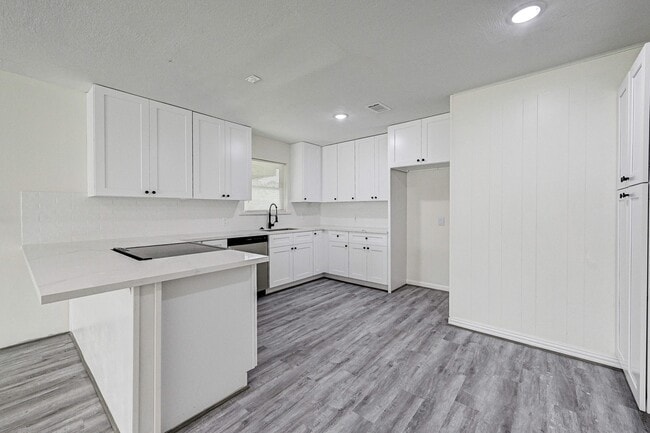 6027 Ledbetter St in Houston, TX - Building Photo - Building Photo