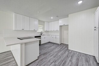 6027 Ledbetter St in Houston, TX - Building Photo - Building Photo