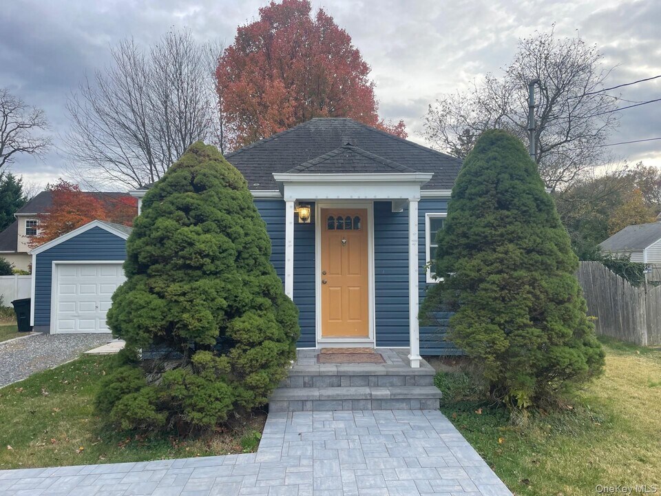 46 Weston St in Huntington Station, NY - Building Photo