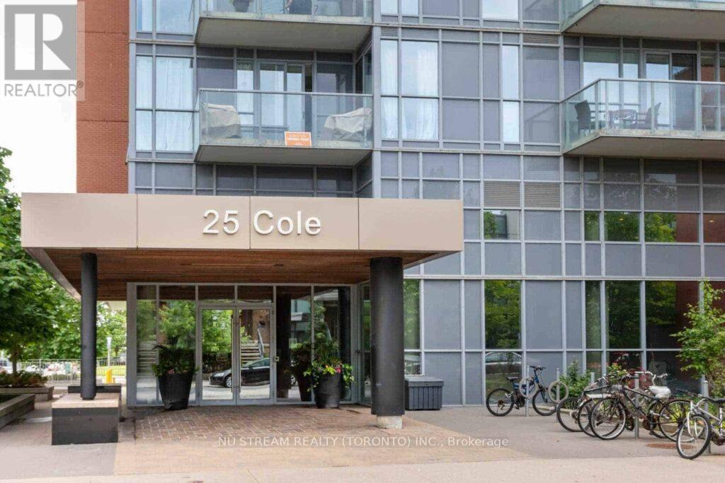 25-725 Cole St in Toronto, ON - Building Photo