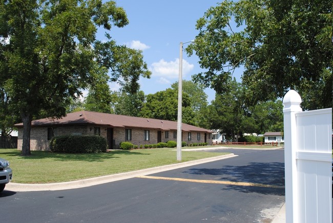 Forest Park Apartments in Lake Butler, FL - Foto de edificio - Building Photo