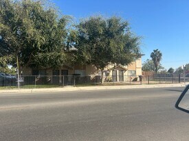1400 Lake St in Bakersfield, CA - Building Photo