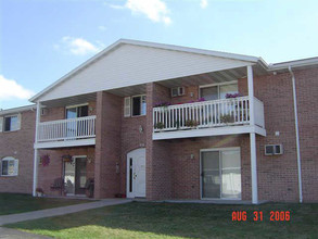 Heritage Estates in Menasha, WI - Building Photo - Building Photo