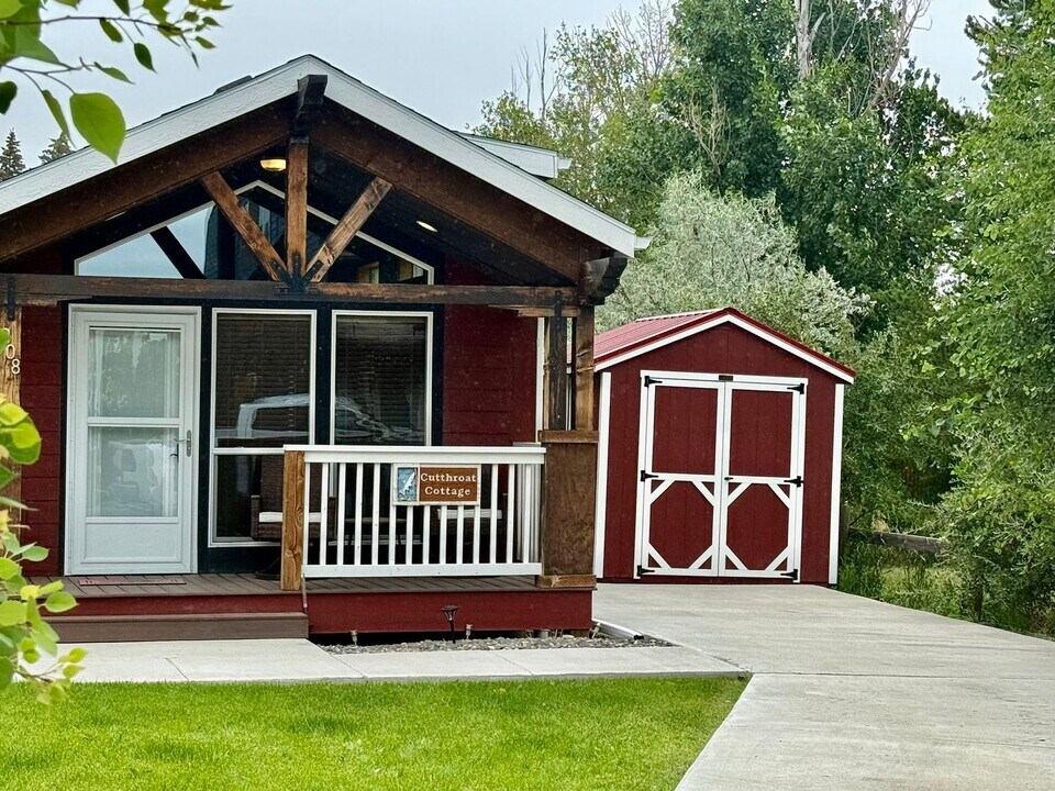 208 Loves Ln in Livingston, MT - Building Photo