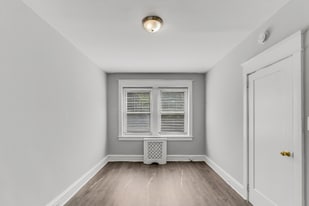 7057 Cresheim Rd in Philadelphia, PA - Building Photo