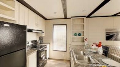 2424 Addmore Ln in Clarksville, IN - Foto de edificio - Building Photo