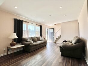 7 Mindy Ln in Westbury, NY - Building Photo - Building Photo