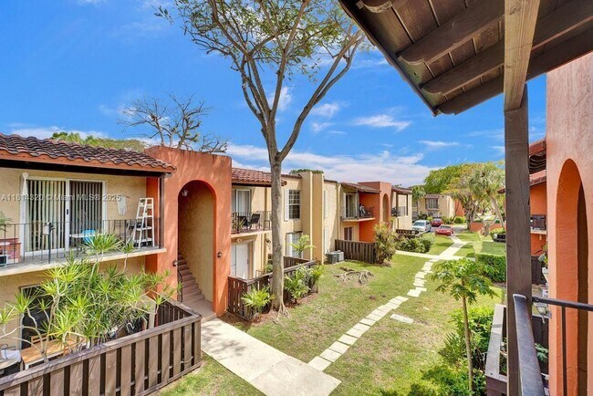 10804 N Kendall Dr in Miami, FL - Building Photo - Building Photo
