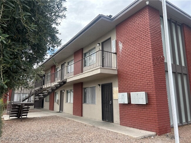 1089 E Desert Inn Rd in Las Vegas, NV - Building Photo - Building Photo