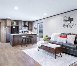 135 Prairie Dr in Sanger, TX - Foto de edificio - Building Photo