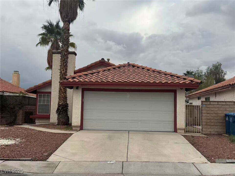 7333 Coffeyville Ave in Las Vegas, NV - Building Photo
