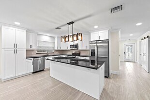 548 93rd Ave N in Naples, FL - Building Photo