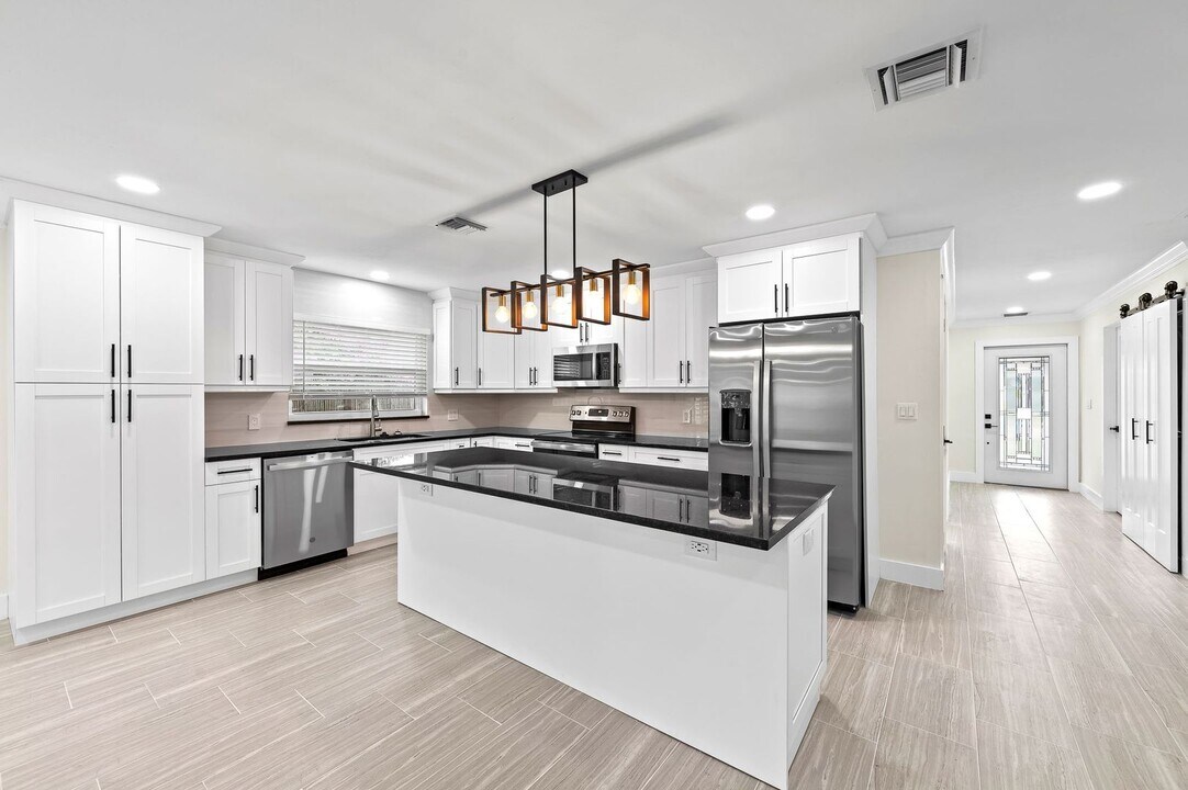 548 93rd Ave N in Naples, FL - Building Photo
