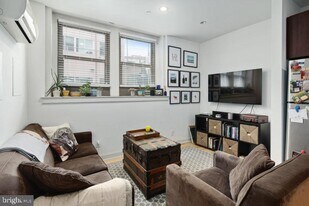 427 Monroe St in Philadelphia, PA - Building Photo