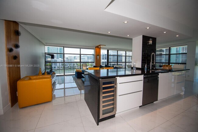 600 Parkview Dr in Hallandale Beach, FL - Building Photo - Building Photo