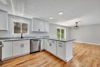 103 Sprucedale Dr in Waterbury, CT - Building Photo - Building Photo