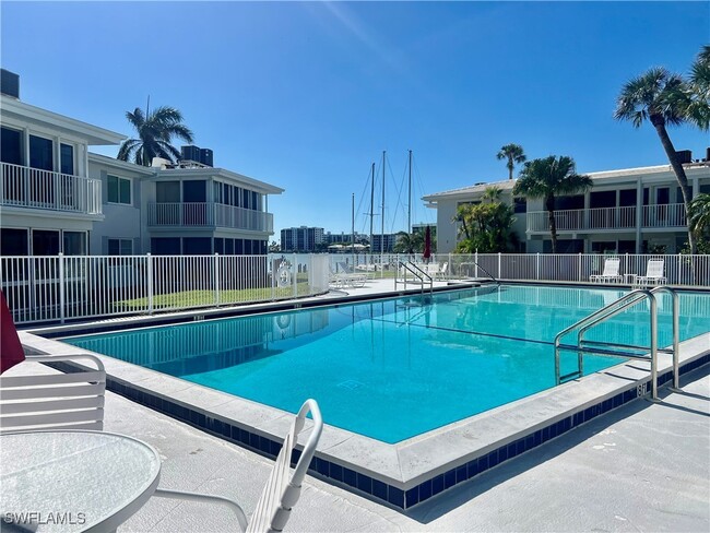 386 Harbour Dr-Unit -386 in Naples, FL - Building Photo - Building Photo