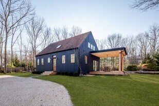 42 Partridge Dr in Sag Harbor, NY - Building Photo