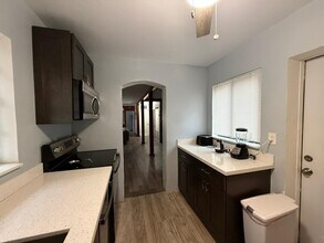 1298 NE 39th St in Oakland Park, FL - Building Photo - Building Photo