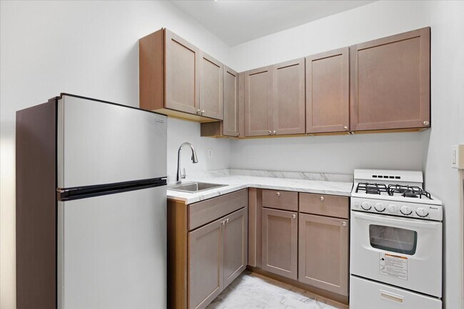 3727 N Pine Grove Ave, Unit 203 in Chicago, IL - Building Photo - Building Photo