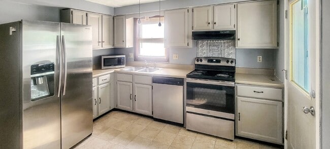577 Amherst St in Manchester, NH - Building Photo - Building Photo