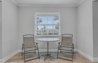 200 Country Club Dr in Largo, FL - Foto de edificio - Building Photo
