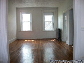 1334 Commonwealth Avenue, Unit 18 in Boston, MA - Foto de edificio - Building Photo