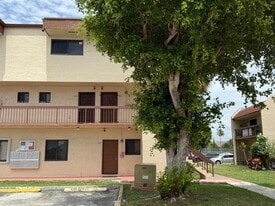 1121 SW 105th Ave in Miami, FL - Building Photo