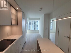 11 Yorkville Ave in Toronto, ON - Building Photo - Building Photo