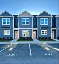 607 Jacks Xing Dr in Hubert, NC - Building Photo