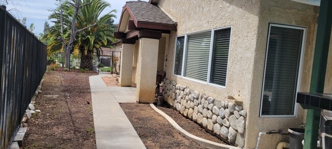 6828 Chapman Pl in Moorpark, CA - Foto de edificio - Building Photo