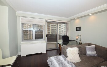18-05 215th St-Unit -6J in Queens, NY - Building Photo - Building Photo