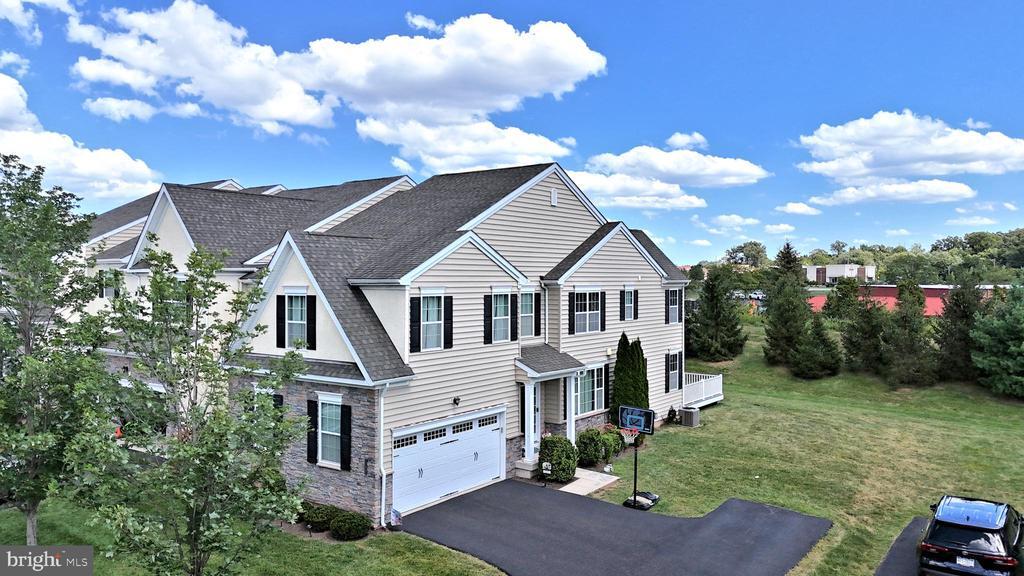 2007 Pleasant Valley Dr in Lansdale, PA - Building Photo