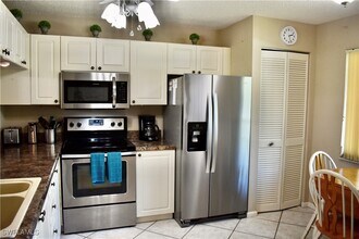 5767 Deauville Cir in Naples, FL - Foto de edificio - Building Photo