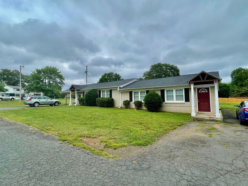1325 Dartwood Ln in Stanley, NC - Building Photo