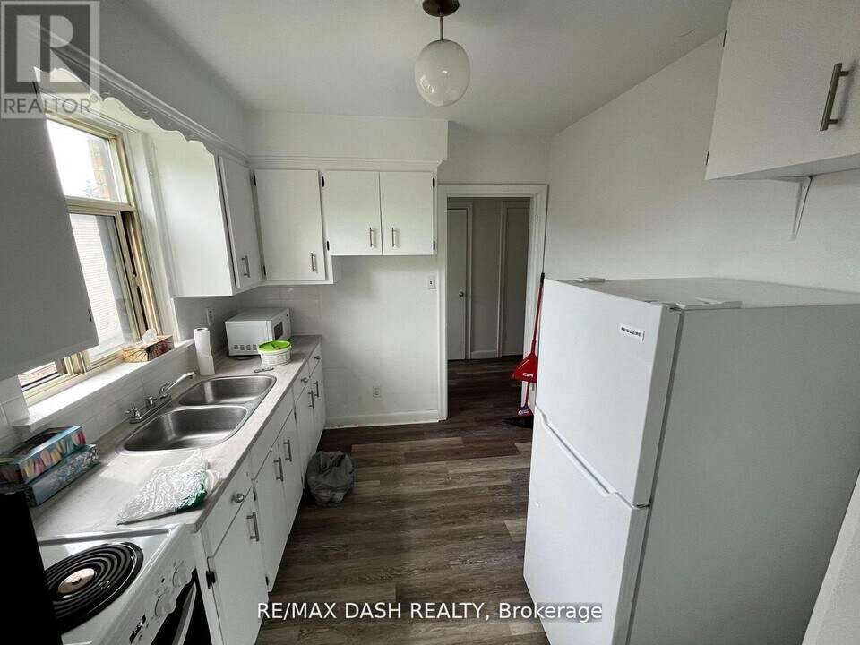 52 Neptune Dr in Toronto, ON - Building Photo