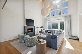 11 Bellows Ct in Southampton, NY - Building Photo - Building Photo
