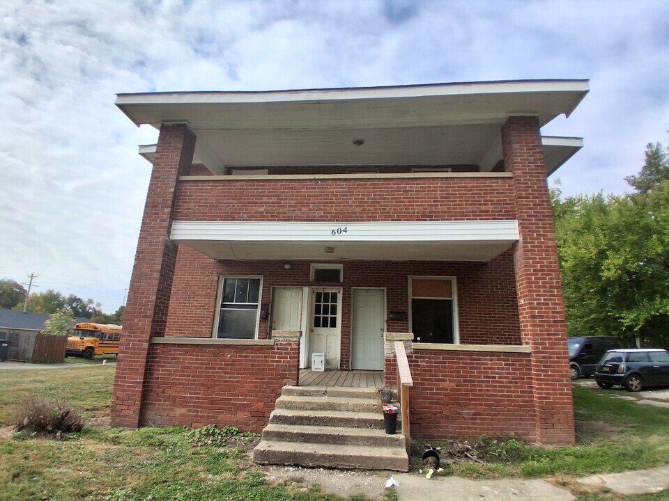 604 S Main St in Georgetown, IL - Building Photo