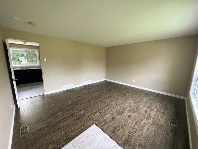 Denne Crescent Townhouse in Peterborough, ON - Building Photo - Building Photo