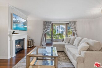 122 N Clark Dr-Unit -301 in Los Angeles, CA - Building Photo - Building Photo