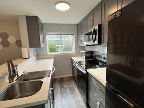 12530 109th Ct NE in Kirkland, WA - Building Photo - Building Photo