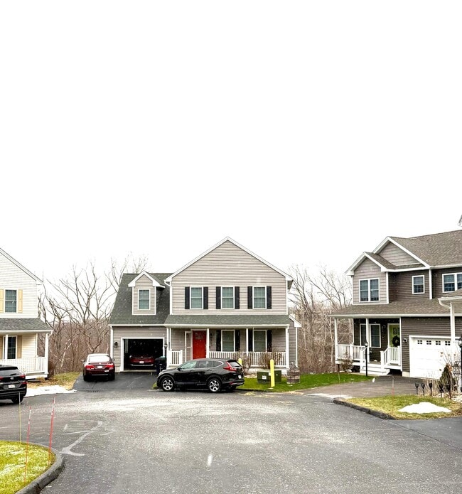 8 Sourwood Cir in Worcester, MA - Foto de edificio - Building Photo